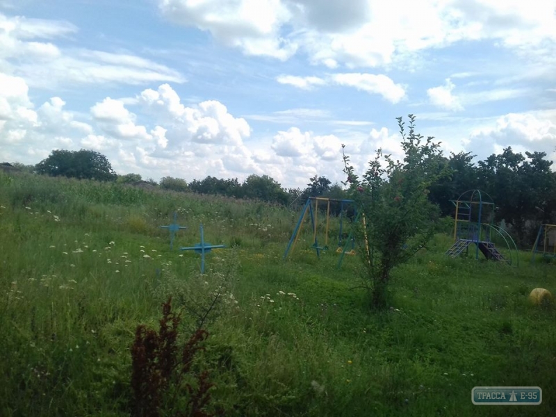 В Подольском районе Одесщины установили детскую игровую площадку на кладбище