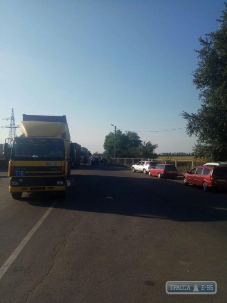 Около сотни машин скопились в очереди на границе Молдовы и Одесской области