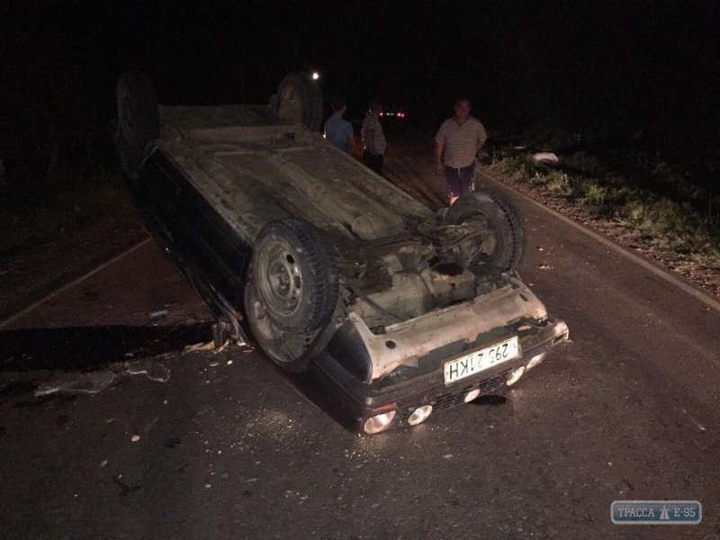 ДТП на юге Одесской области: автомобиль влетел в кучу глины и перевернулся