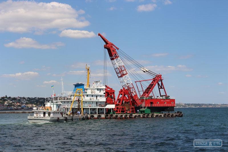 Китайская компания начала дноглубительные работы в порту Черноморска