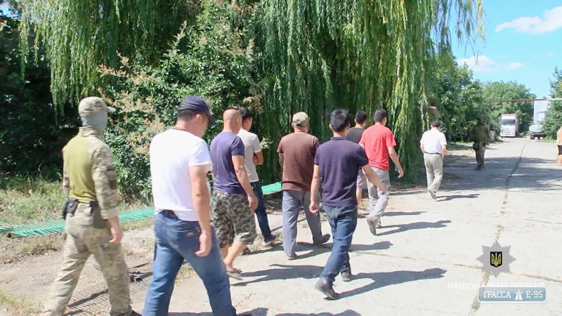 Правоохранители задержали на заводе по обработке древесины под Одессой восьмерых нелегалов из Азии