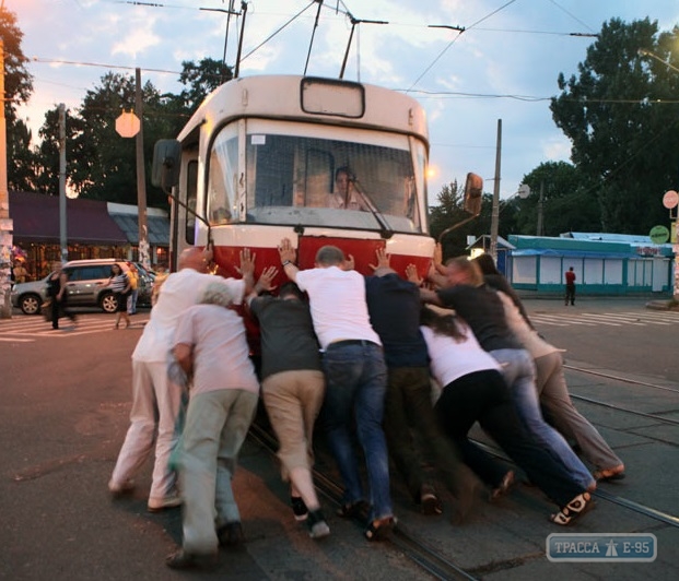 Пассажирам пришлось толкать застрявший трамвай в Одессе (видео)