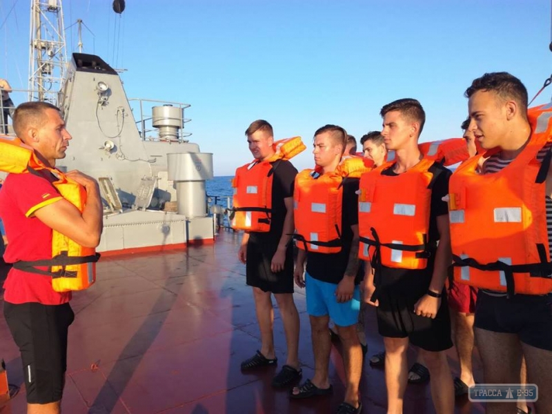 Военные курсанты Одесской морской академии учились спасать людей в водах Черного моря (фото, видео)
