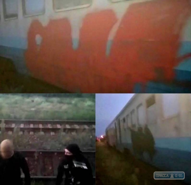 Одесская железная дорога призвала Нацполицию наказать вандалов, разрисовавших краской три вагона