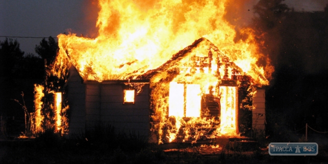 Спасатели тушили пожар в частном доме в Беляевском районе