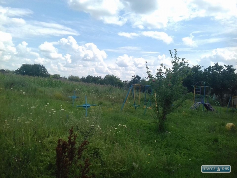 Местные жители опровергли информацию об установке детской площадки на кладбище в Подольском районе