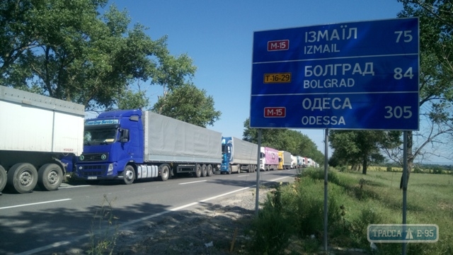 Огромные очереди образуются в выходные дни на границе с Молдовой на юге Одесской области