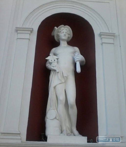 Нетрезвые туристы повредили скульптуру Меркурия на здании мэрии в Одессе