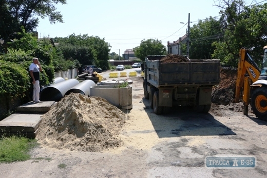 Строители начали ремонт аварийного коллектора на Ленпоселке в Одессе (фото)