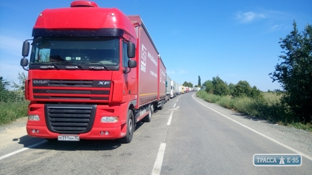 Пункт пропуска на границе с Молдовой меняет режим работы: автобусы и фуры пускать не будут 
