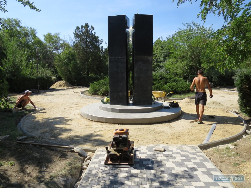 Власти Болграда благоустраивают сквер у памятника 