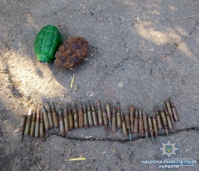 Полиция задержала в Одесской области мужчину, который нес со свалки мешок с гранатами и патронами