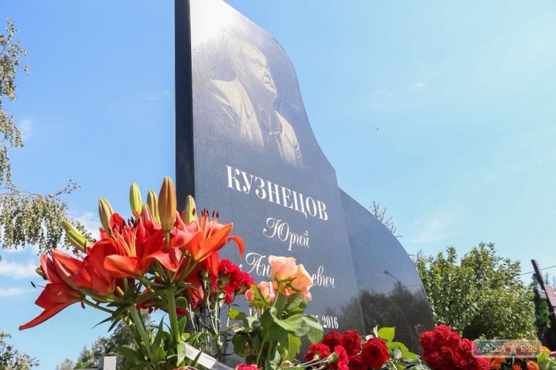 Памятник в виде рояля появился на могиле выдающегося одесского джазмена Юрия Кузнецова (фото)
