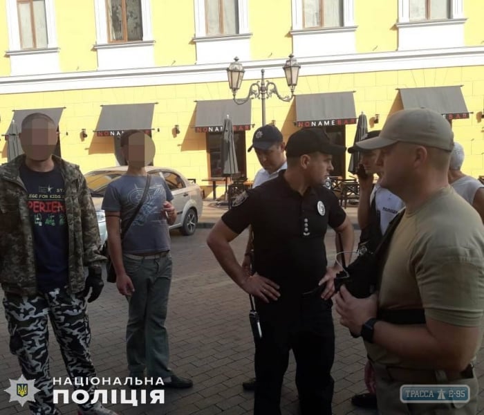 Полиция задержала правых активистов, напавших на геев в центре Одессы (фото, видео)