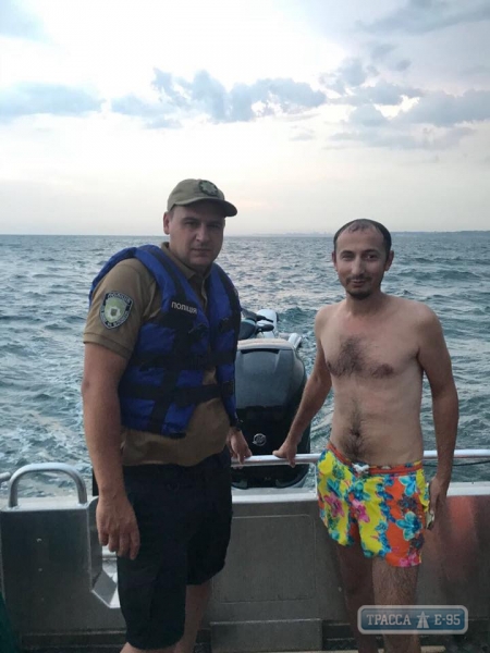Водная полиция спасла в Одессе мужчину на гидроскутере