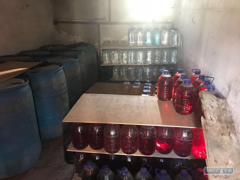 Правоохранители Одесщины изъяли 7000 литров спирта в подпольном цехе алкогольных напитков
