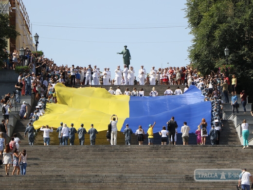 Одесситы развернули 27-метровый флаг Украины на Потемкинской лестнице (фото, видео)