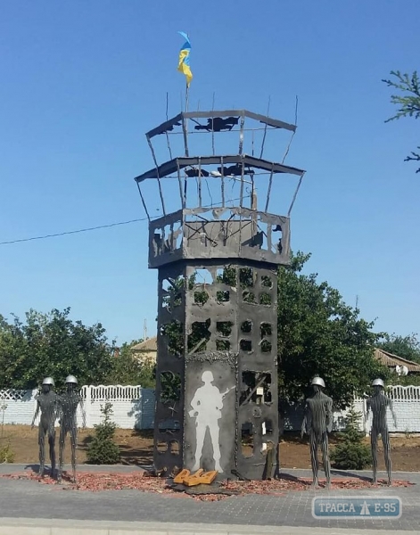 Памятник Защитникам Украины торжественно открылся в Доброславе Лиманского района
