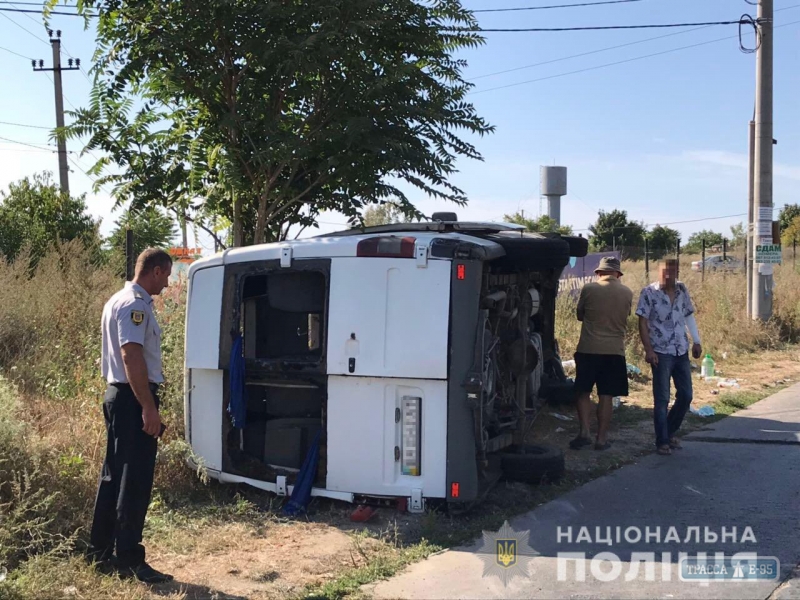 Авария в районе Грибовки: маршрутка с туристами врезалась в грузовик и перевернулась
