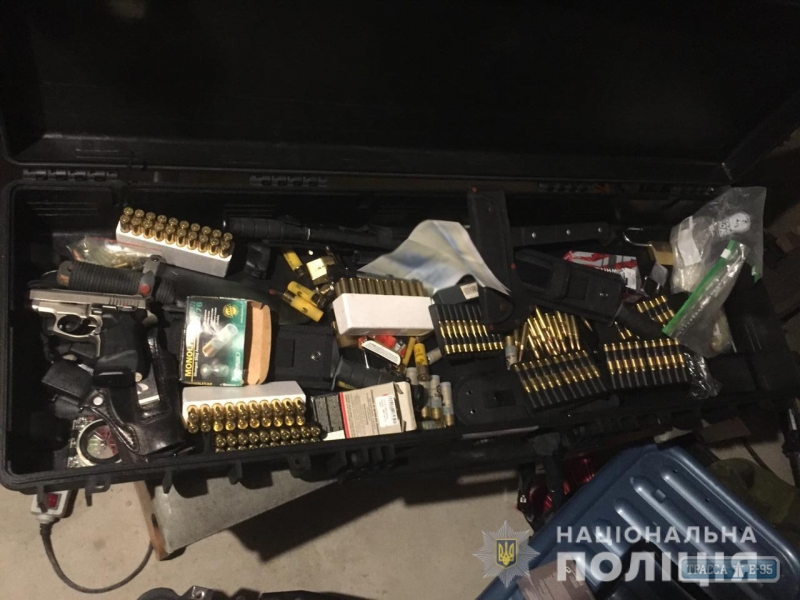 Полицейские Одесщины, проверяя информацию о краже велосипеда, обнаружили хранилище оружия