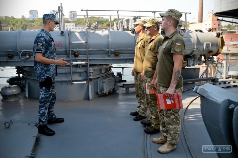Военные курсанты Одесской морской академии приступили к практике на кораблях ВМС Украины (фото)
