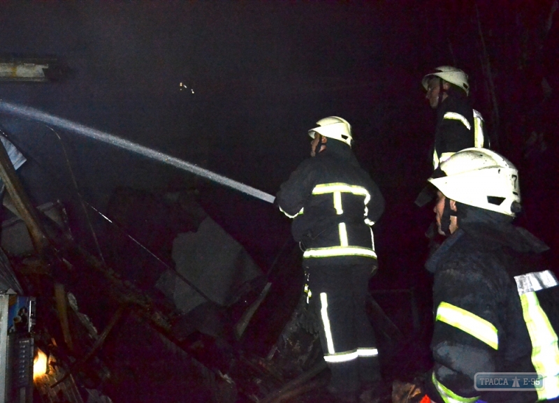 Четверо пожарных пострадали при взрыве на СТО в Одессе