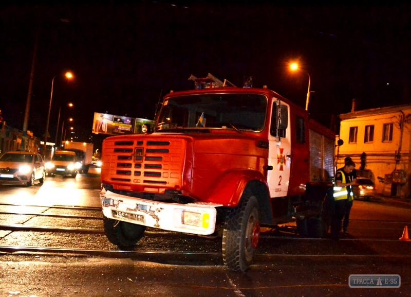 Пожарный автомобиль, спешащий на вызов, попал в ДТП в Одессе