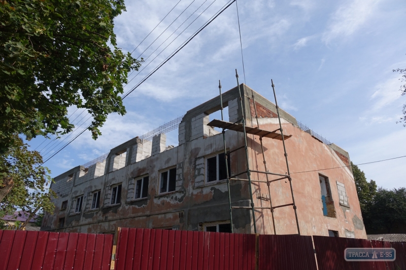 Строители начали реконструкцию служебного жилья для медиков Болграда на юге Одесщины