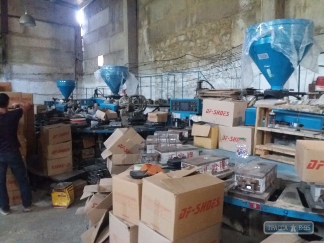 Налоговики накрыли крупную подпольную обувную фабрику в Одесской области