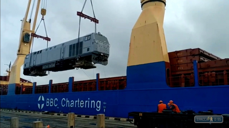 Первый локомотив из США, построенный для «Укрзалізниці», прибыл в Черноморск (фото)  
