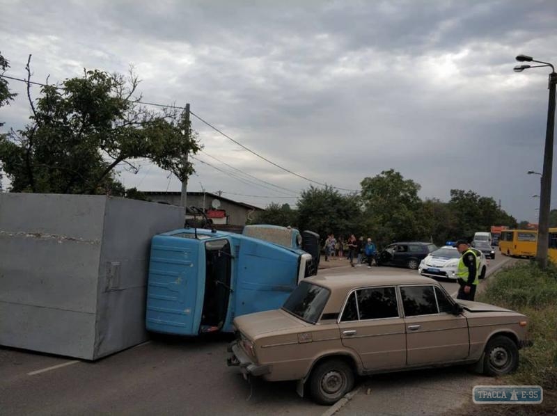 В Одессе перевернулся грузовик, перекрыв дорогу (фото)