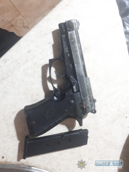 Одесситка сообщила в полицию, что ее сын прячет дома оружие