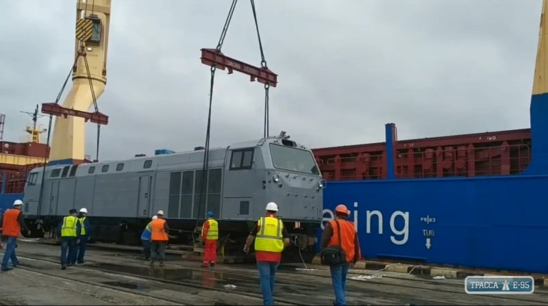 Первый американский локомотив для Украины отправляется из Черноморска в Крюков для доукомплектации