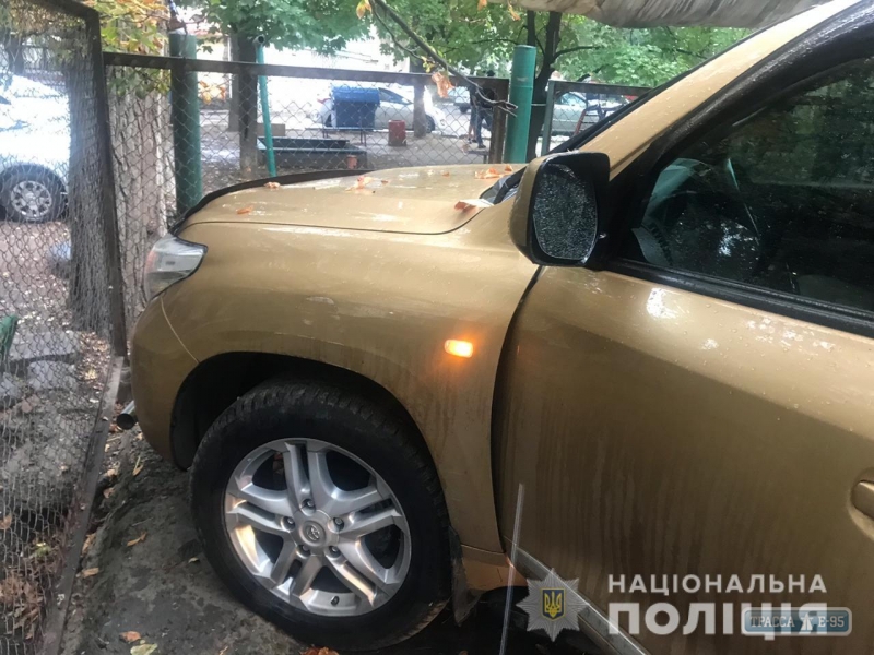 Автохам избил охранника штрафплощадки и въехал в забор детского сада в Одессе