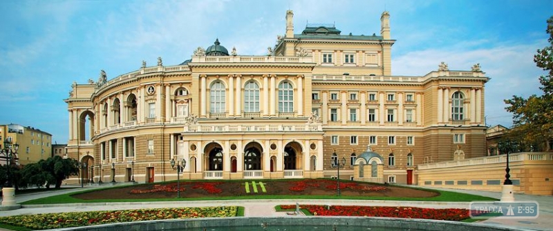 Рабочие приступили к ремонту восточной части фасада Одесского театра оперы и балета