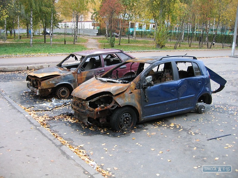  Два автомобиля сгорели ночью в поселке под Одессой - их сожгли