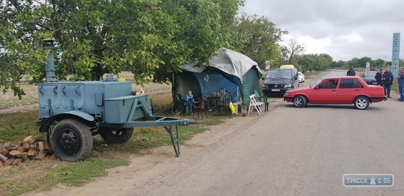 Восемь суток блокады трассы в Одесской области: люди не приняли предложение посыпать дорогу гравием