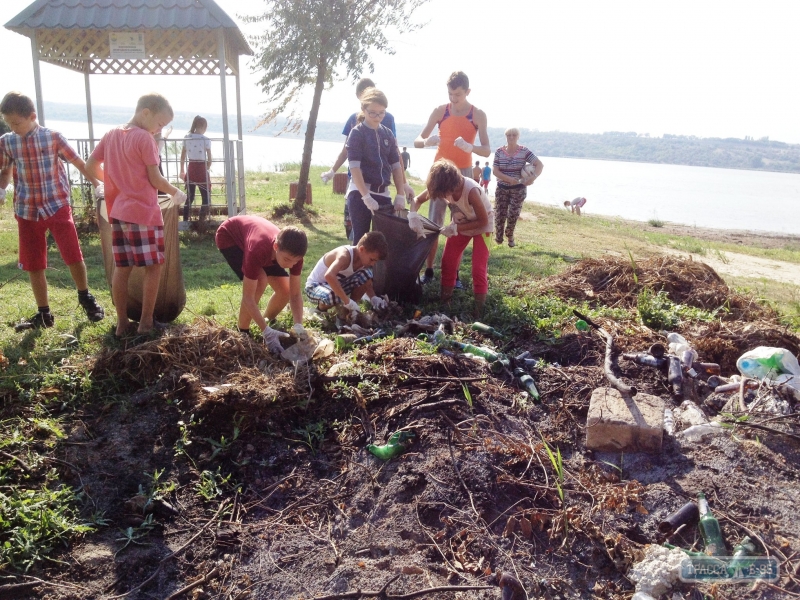 Воспитанники болградского интерната очистили от мусора берега озера Ялпуг