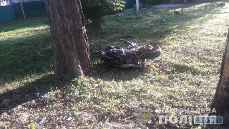 Под Одессой мотоцикл врезался в дерево: двое погибших