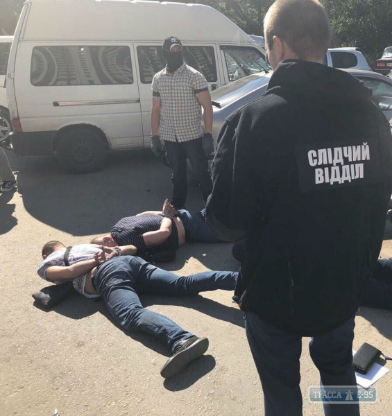 В Одессе полицейские подбрасывали наркотики и в качестве откупа вымогали деньги