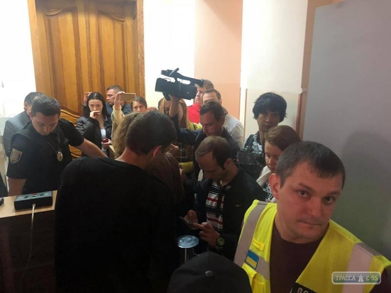 Группа людей ворвалась в здание Нацполиции в Одессе, требуя отставку глав органов правопорядка
