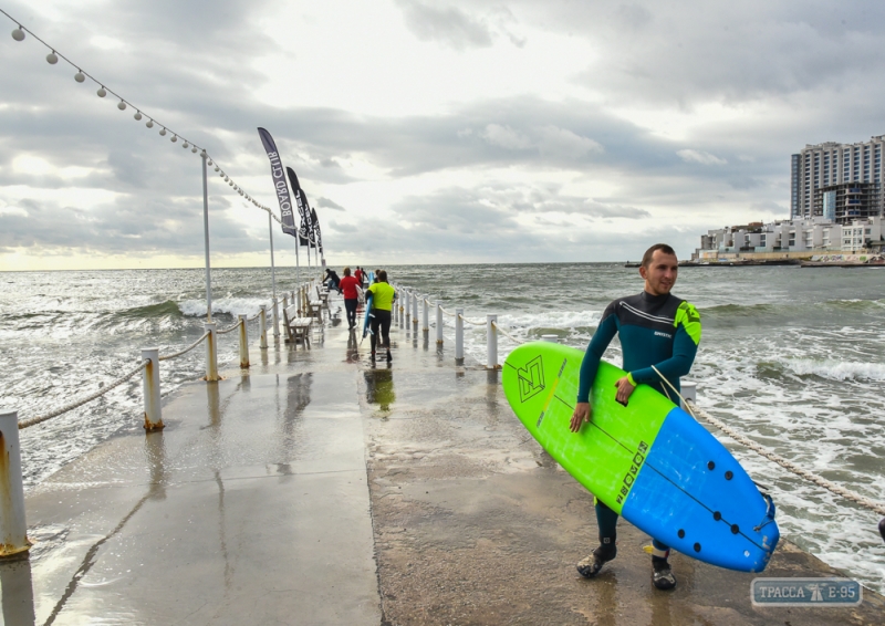 Одесса принимает первые в истории Украины соревнования по классическому серфингу (фоторепортаж)