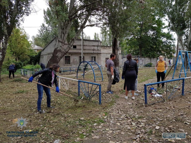 Одесские патрульные полицейские привели в порядок детскую площадку на Пересыпи