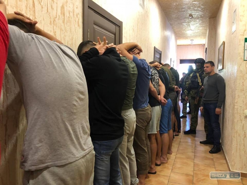 Полиция задержала 25 вооруженных мужчин в одном из одесских отелей