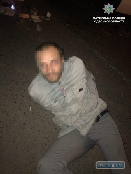 Патрульные задержали в Одессе пьяного мужчину, который залез в чужой автомобиль