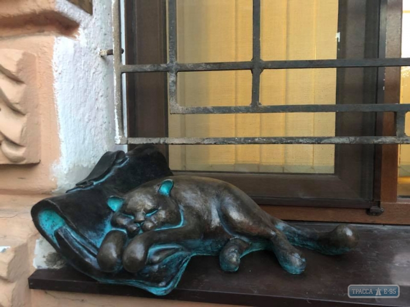 Скульптура любимого кота Жванецкого вновь украшает подоконник Всемирного клуба одесситов