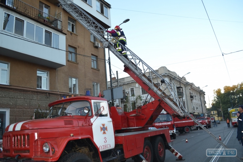 Пожарные и полицейские спасли девятерых взрослых и ребенка из горевшего дома в Одессе (фото)