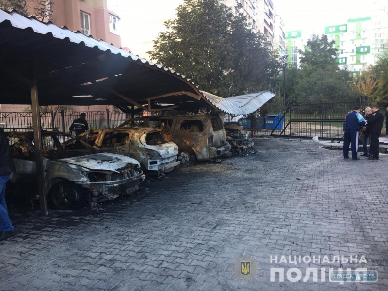 Неизвестные подожгли стоянку в Одессе: дотла сгорели пять автомобилей (фото)