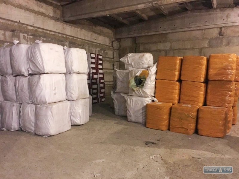 Пограничники изъяли в Одесском порту 30 тонн контрабандной зимней одежды (фото)