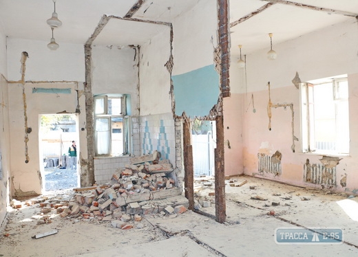Власти Одессы начали ремонт еще одного корпуса инфекционной больницы (фото)